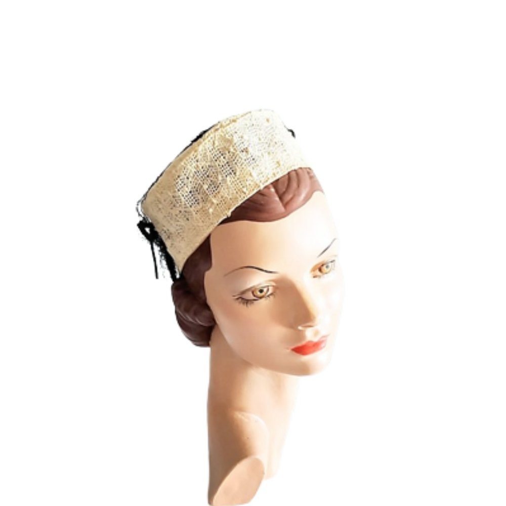 1940s True Vintage Small Off White Pillbox Style Hat With Black Veil And Bows - Picture 2 of 7
